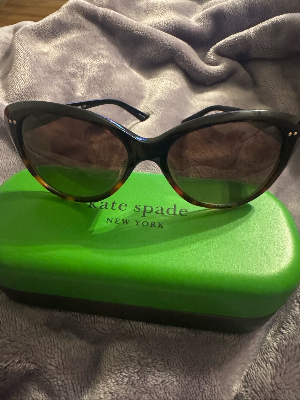 kate spade sunglasses with green hard eyeglass case and cloth